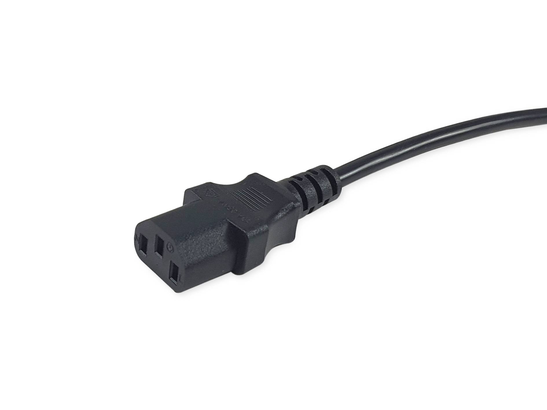 Schwarzer IEC-Stromschnur-Steckerverbinder an einem Kabel, gezeigt vor weißem Hintergrund.