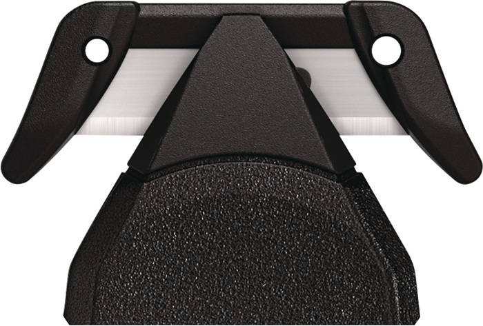 Eine Nahaufnahme einer Klingel eines Teppichmessers, die die Metallklinge zeigt, die von einem schwarzen Kunststoffhalter mit zwei Schraublöchern zur Befestigung gehalten wird.