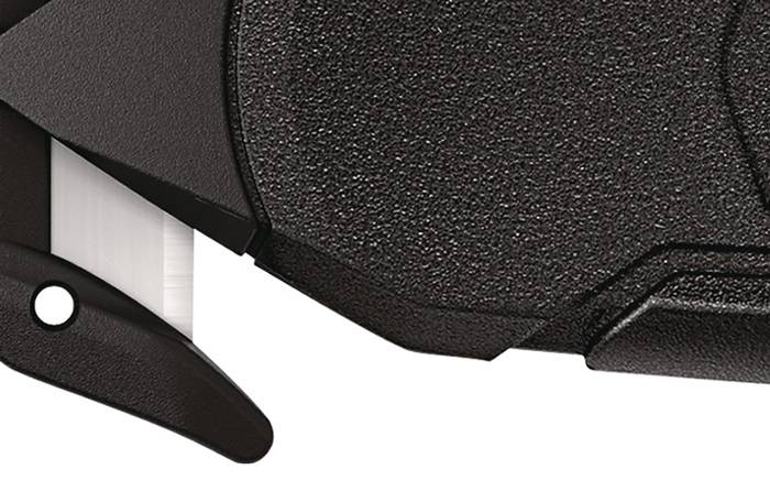 Nahaufnahme eines schwarzen und silbernen Dosenöffnergriffs, der einen strukturierten Griff und eine Schneide aus Edelstahl zeigt.