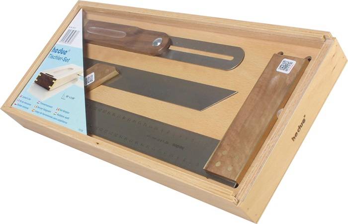 Holzbox, die ein Set mit einem Schlitzspatel, einem geraden Spatel und einem Lineal enthält, verwendet für Küchen- oder Handwerkszwecke.