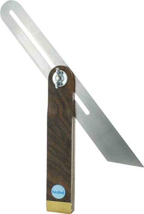 Eine Nahaufnahme eines Winkelsuchers für die Holzbearbeitung, mit einer Metallklinge, die von einer Holzbasis aus schwenkt und zwei Arme zeigt, die einen einstellbaren Winkel bilden.