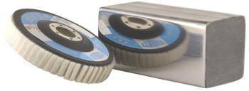 Zwei gestapelte Rollen mit Borsten auf einer reflektierenden Oberfläche, möglicherweise Teile einer Reinigungs- oder Poliermaschine.