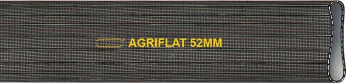 Eine schwarze Rohrleitung mit horizontalen Linien und dem Text 'AGRIFLAT 52MM' in gelber Farbe.