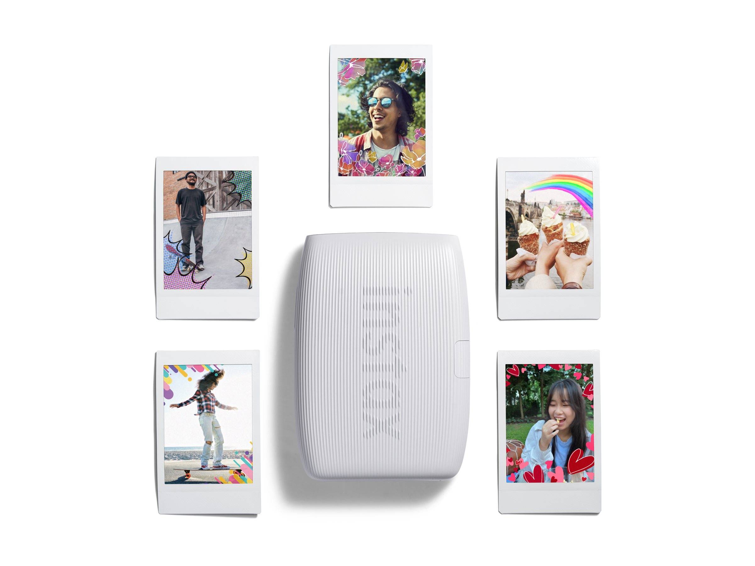 Ein weißer Instax-Drucker, umgeben von fünf bunten Mini-Fotos, die Menschen und fröhliche, lebendige Szenen zeigen.