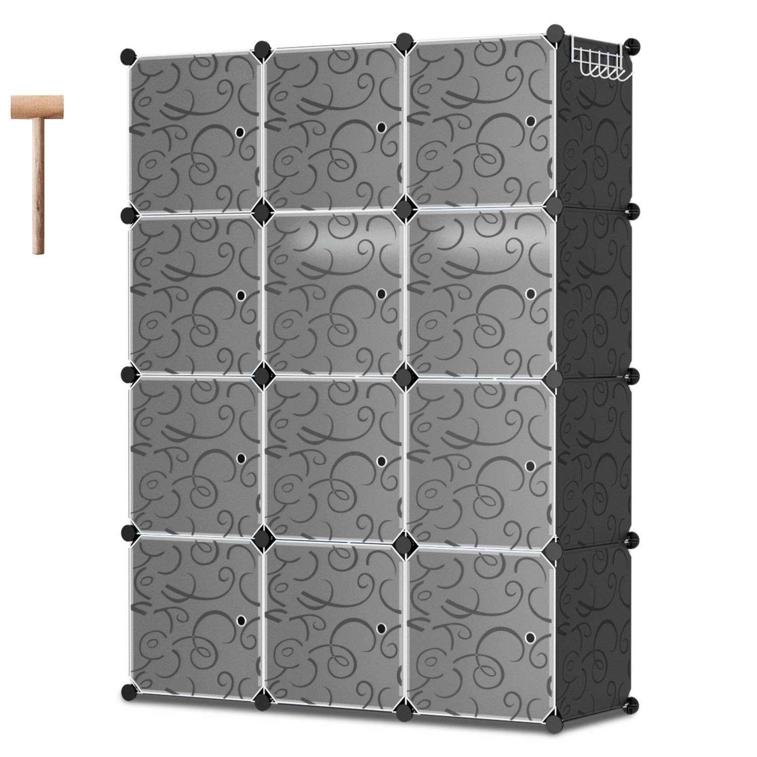 Grauer modularer Würfel-Speicherorganizer mit 16 gemusterten Behältern und schwarzen Verbindern, dargestellt neben einem kleinen Holzhammer zur Montage.