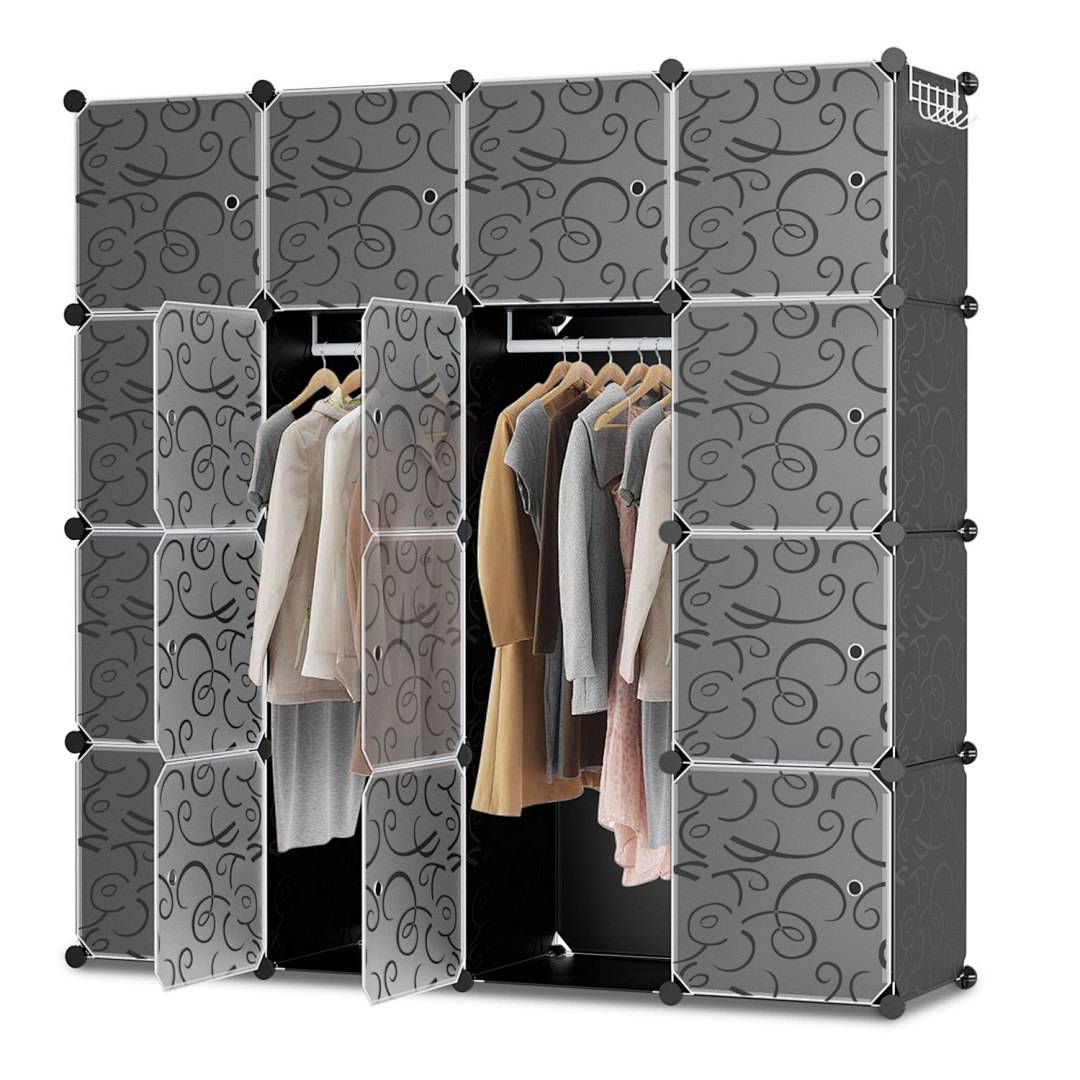 Tragbarer modularer Stoffkleiderschrank mit zwei Hängefächern und gemusterten Türen, zeigt darin aufbewahrte Kleidung.