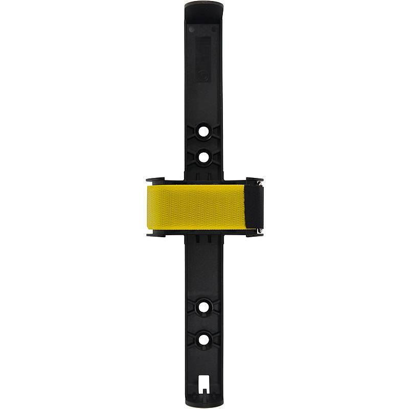 Ein schwarzes wandmontiertes Gestell mit gelbem ausziehbarem Gurt, verwendet zur Menschenmengen-kontrolle oder Warteschlangenmanagement.