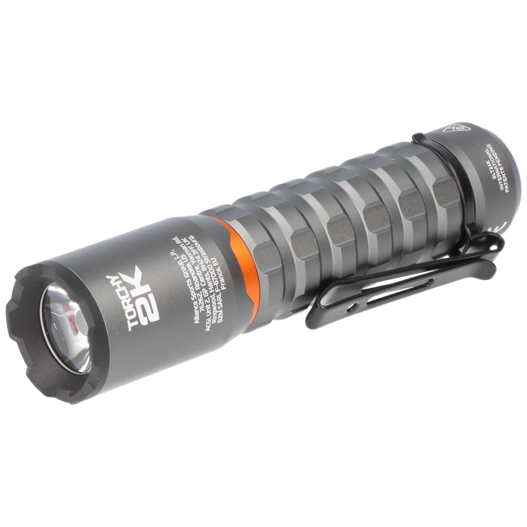 Schwarze taktische Taschenlampe mit Clip und strukturiertem Griff auf weißem Hintergrund.
