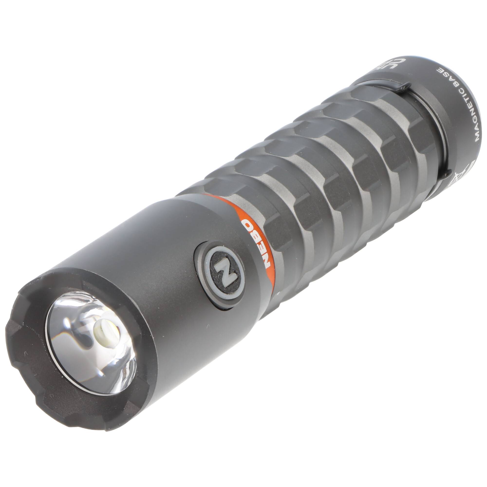 Schwarze tragbare Taschenlampe mit strukturiertem Griff und vorderer LED, dargestellt auf weißem Hintergrund.