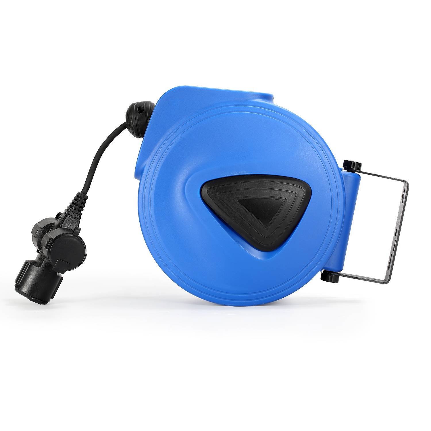 Blaue aufrollbare Verlängerungskabelrolle mit schwarzem Stromstecker und Metalltragriff auf weißem Hintergrund.