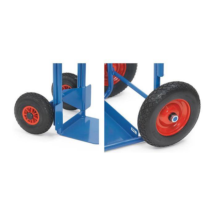 Blaugelber Handwagen mit großen schwarzen und roten Rädern von zwei Seiten auf weißem Hintergrund dargestellt.