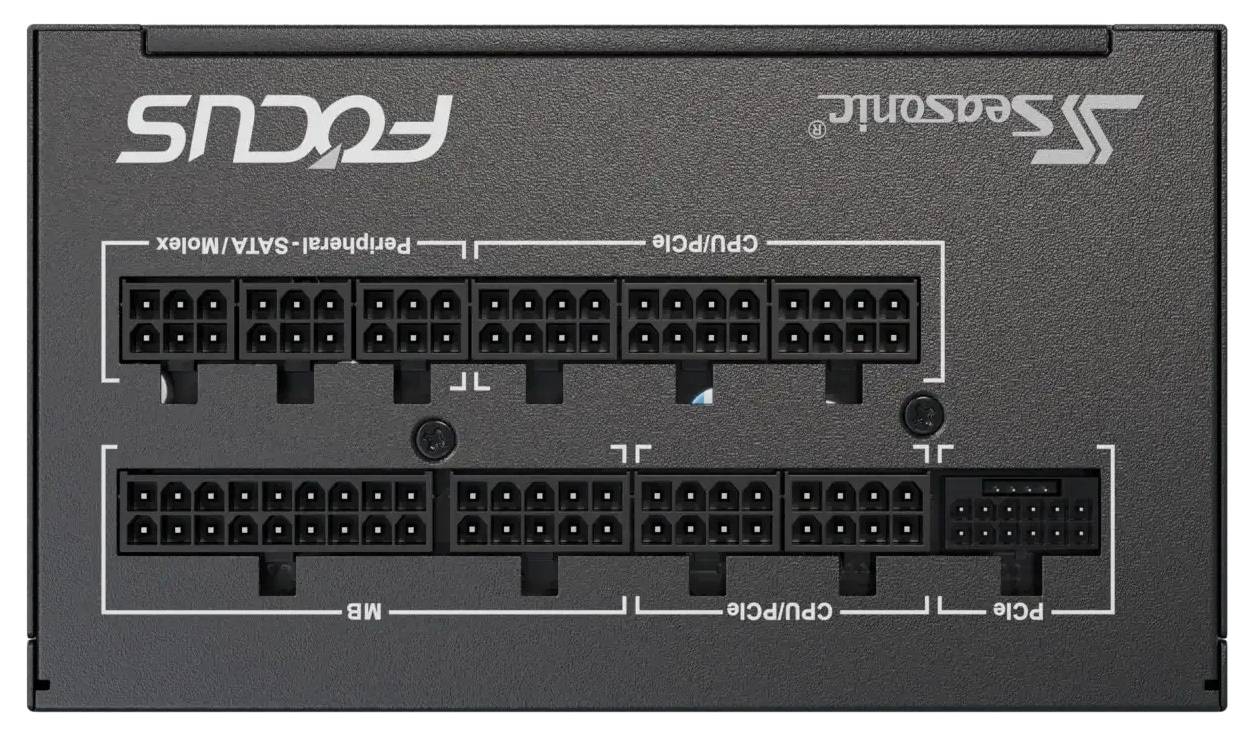 Rückseite eines elektronischen Geräts mit mehreren Stromverbindungsanschlüssen, die als Peripheral-SATA, CPU/EPS und MB gekennzeichnet sind.