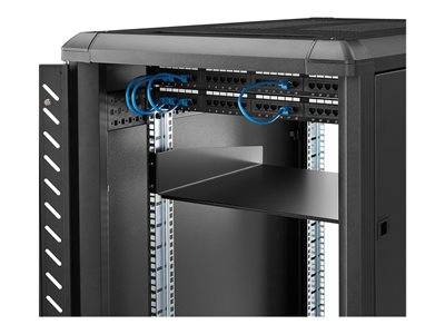 Ein offenes Serverrack mit Netzwerkkabeln, die an einer Patchpanel im oberen Bereich angeschlossen sind. Das Rack ist größtenteils leer und zeigt nur minimale installierte Ausrüstung.