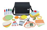 Bastelset mit schwarzer Umhängetasche, Markern, bunten Papierfiguren, Klebestiften, Schere, Aufklebern und verschiedenen Schul- oder Kunstbedarfsartikeln auf weißem Hintergrund
