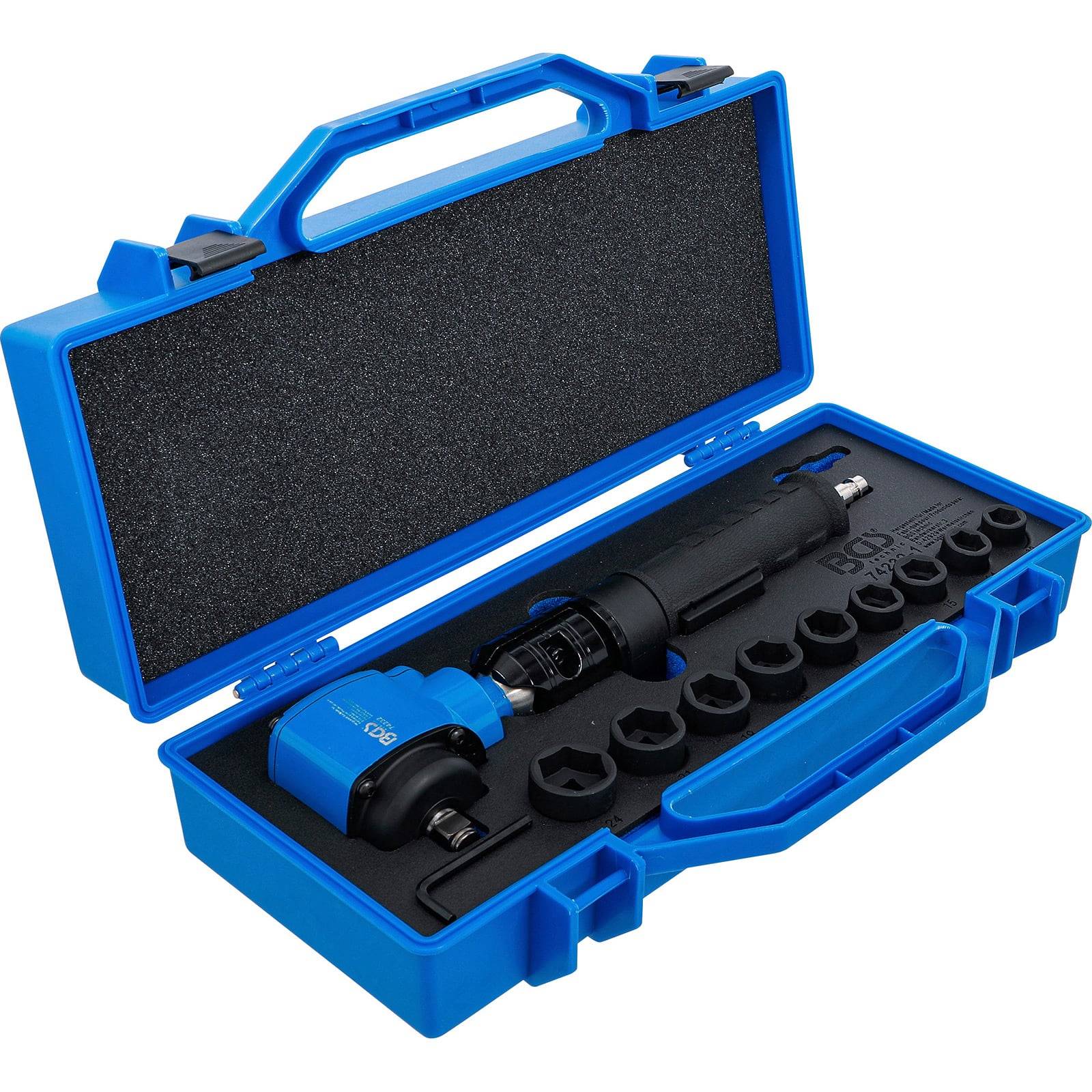 Eine blaue Plastikbox, die verschiedene Autobedienungswerkzeuge enthält, darunter einen pneumatischen Schlagschrauber und mehrere Steckschlüsselgrößen, in Schaumstoffeinlagen geordnet.