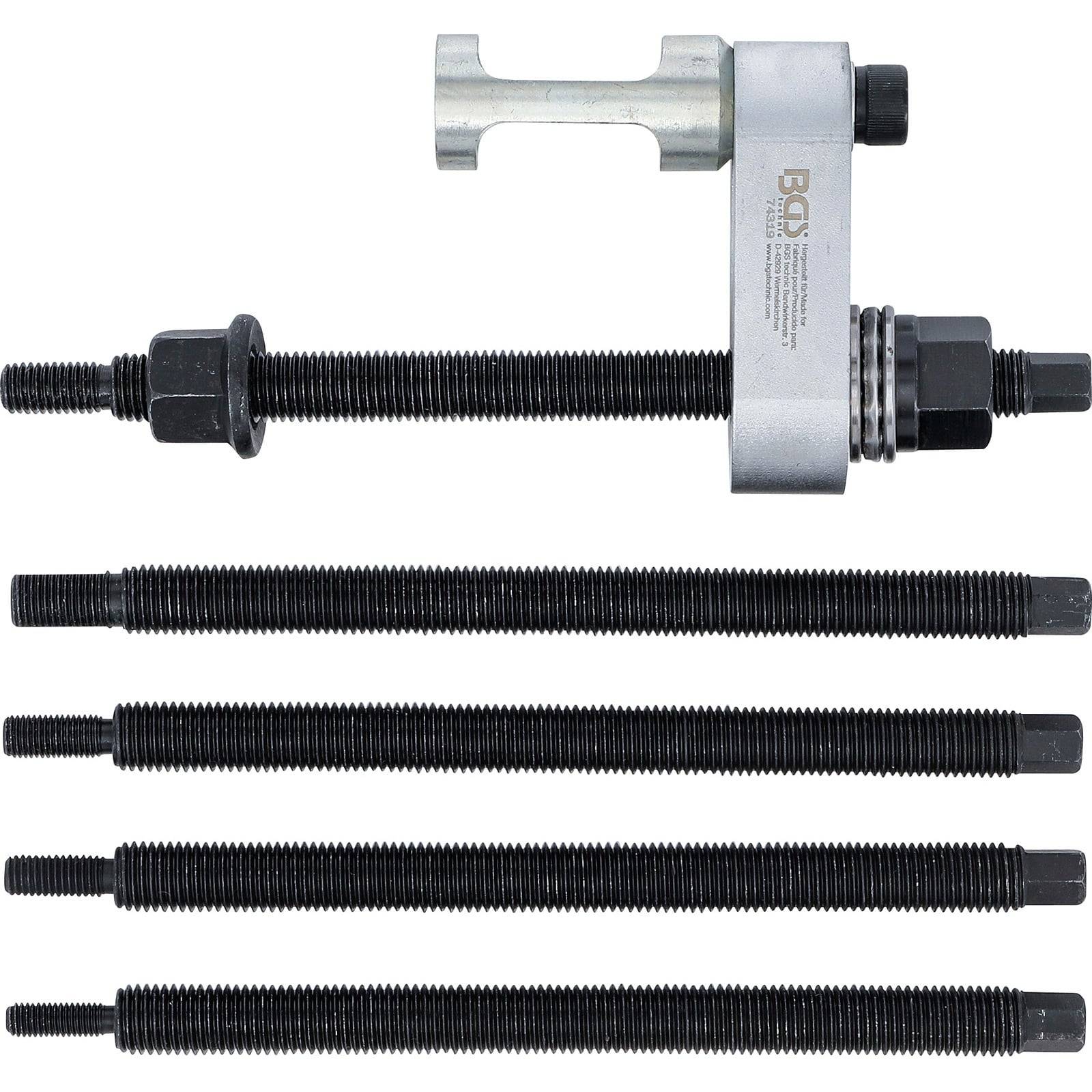 Fünf lange Schrauben und eine kürzere Schraube mit einem angehängten Metallwerkzeug, das für mechanische Anwendungen konzipiert ist, auf einem weißen Hintergrund angeordnet.