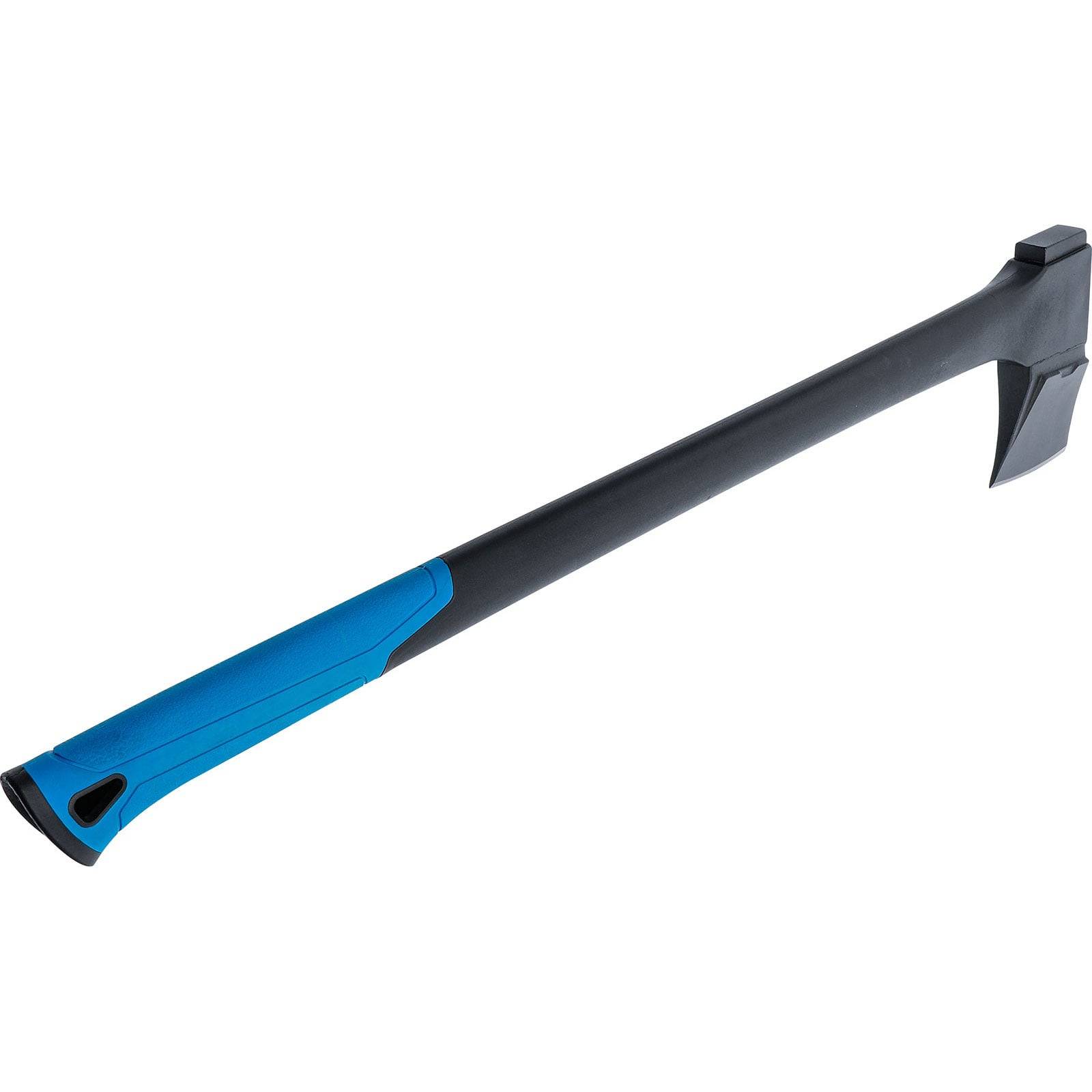 Eine blaue und schwarze Holzspalthacke mit langem Stiel und breiter Klinge, verwendet zum Holzspalten.