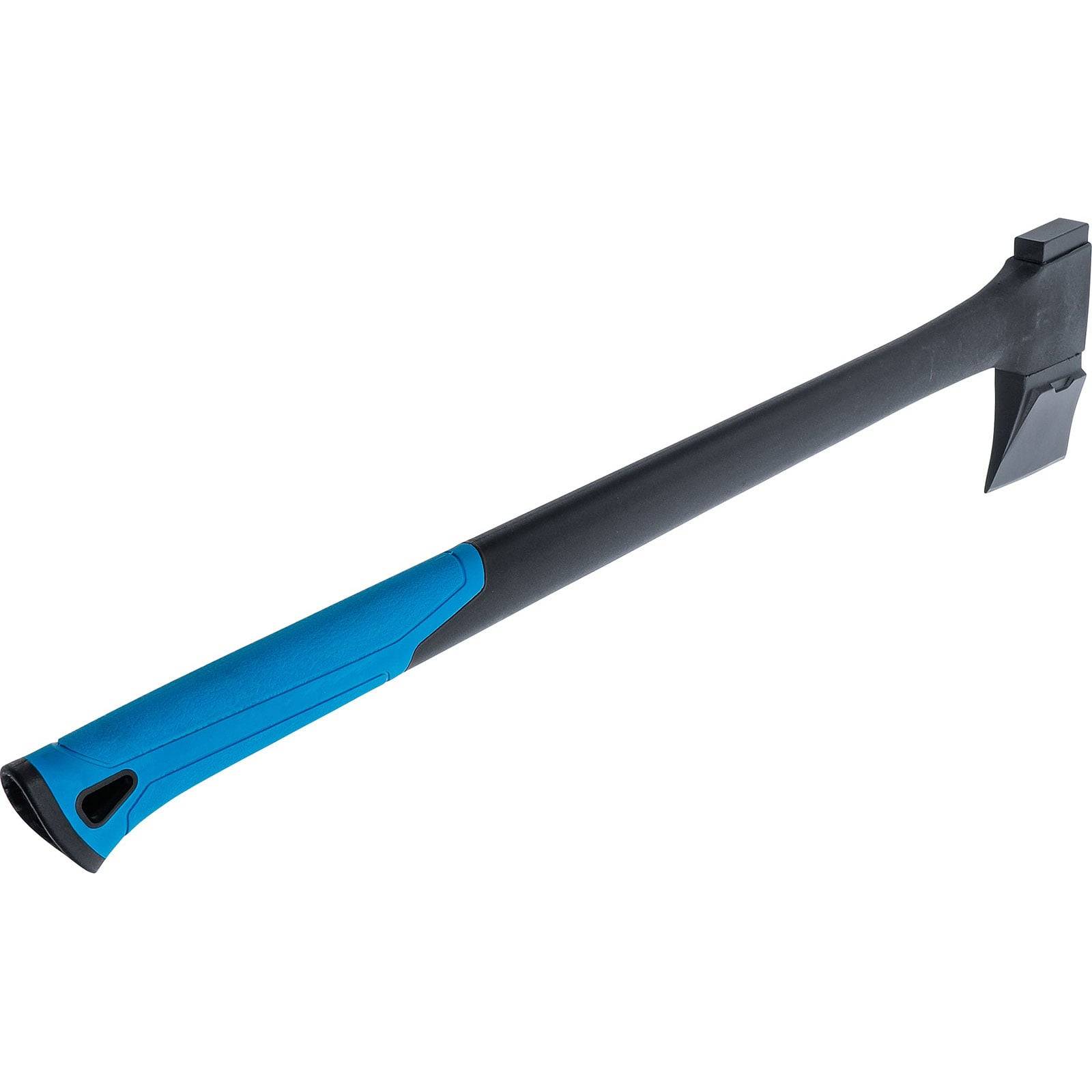 Ein blau-schwarzer Spaltaxt mit langem Stiel und einem schweren, keilförmigen Kopf, der zum Spalten von Holzscheiten und Hacken von Holz konzipiert ist.