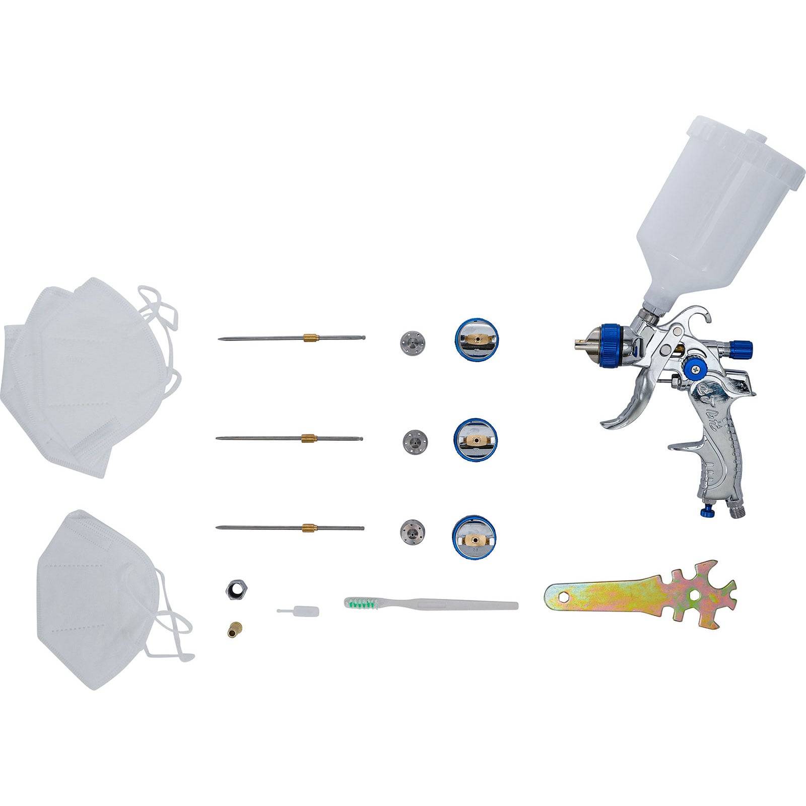 Malset mit drei Gesichtsmasken, Spritzpistole, verschiedenen Düsen, weißem Pinsel und einem mehrfarbigen Schraubenschlüssel, auf weißem Hintergrund angeordnet.
