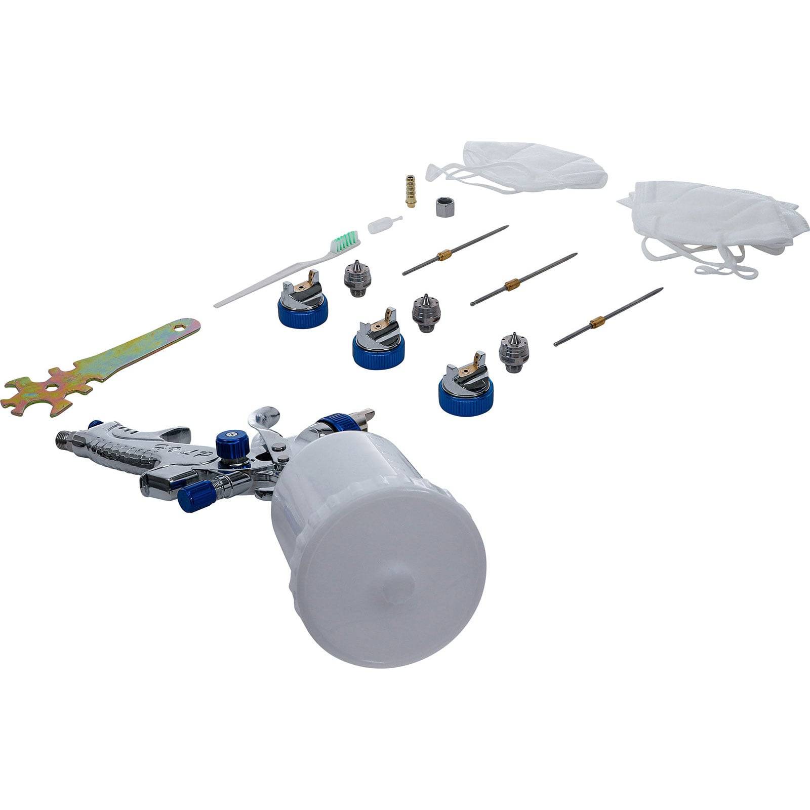 Ein Spritzpistolen-Set mit mehreren Düsen, Nadeln, Filtern und einem Schraubenschlüssel. Zwei Gesichtsmasken und eine Reinigungsbürste sind ebenfalls enthalten.