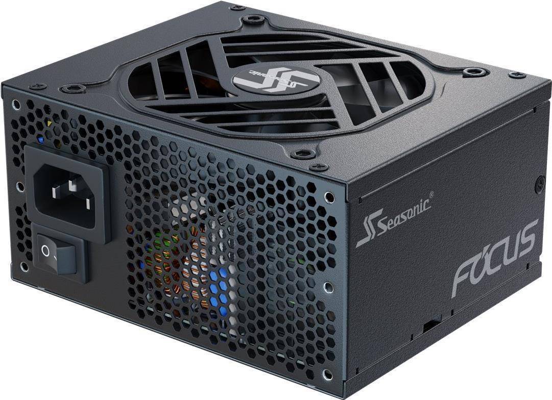Eine Computer-Stromversorgungseinheit mit einem Lüfter oben und sichtbaren inneren Komponenten. Der Markenname „Seasonic