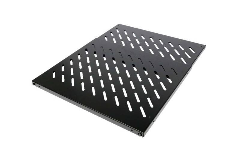 Ein schwarzes, belüftetes Metallblech oder Regal mit parallelen Schlitzen, üblicherweise zur Organisation von elektronischen Komponenten oder in Serverracks verwendet.