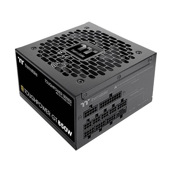 Thermaltake Toughpower GT 850W Netzteil' mit schwarzem und silbernem Design und Branding auf der Oberseite, das effiziente Stromverwaltung für Computersysteme bietet.