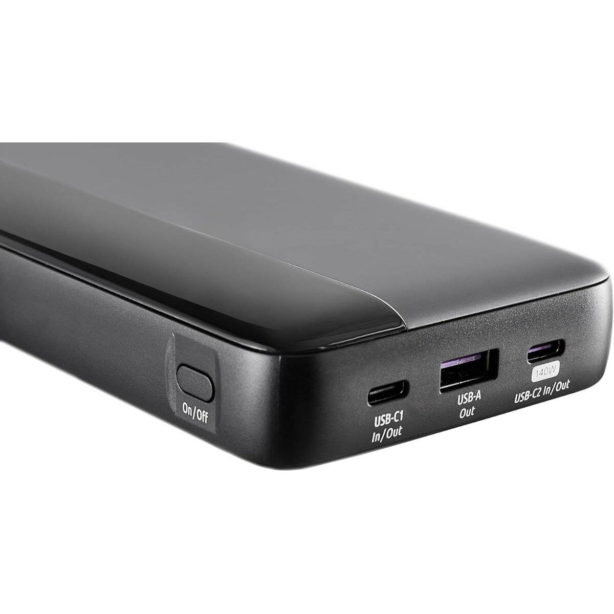 Eine schwarze tragbare Powerbank mit einem Ein-/Ausschalter und drei Anschlüssen: zwei USB-C für Ein-/Ausgang und ein USB-A.