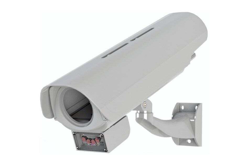 Überwachungskamera, die an einer Wandhalterung montiert ist und nach vorne gerichtet ist, mit einer Schutzverkleidung und sichtbaren Kabeln an der Basis.