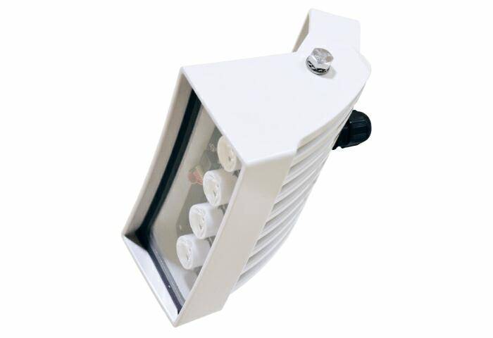 LED-Flutlichtleuchte in Weiß mit mehreren Glühbirnen in einem rechteckigen Gehäuse und geneigter Befestigungshalterung auf neutralem Hintergrund
