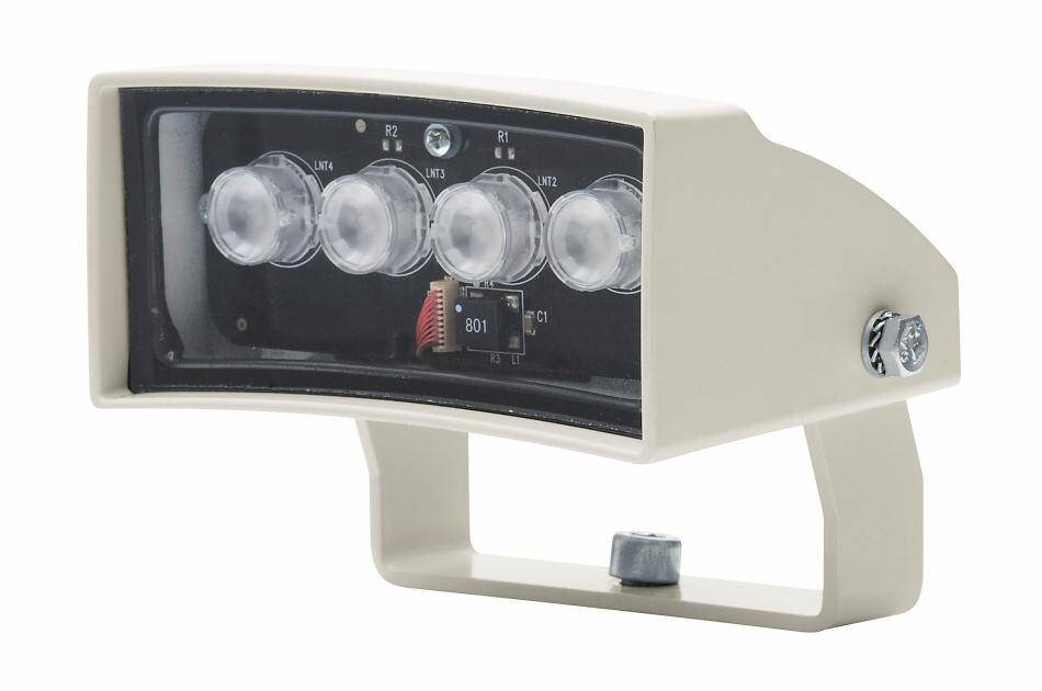 Beigefarbenes Außensicherheitslicht mit vier runden Lampen und einem kleinen Sensor, der auf einer U-förmigen Halterung gegen einen weißen Hintergrund montiert ist.