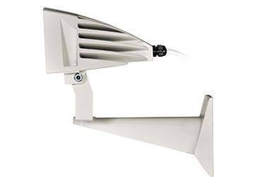 Weißer an der Wand montierter Außenlautsprecher auf einem verstellbaren Halter, dargestellt in Seitenansicht vor einfachem Hintergrund.
