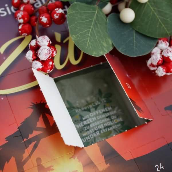 Adventskalender 'Bio-Tee-Adventskalender - Die Weihnachtsgeschichte' bestückt