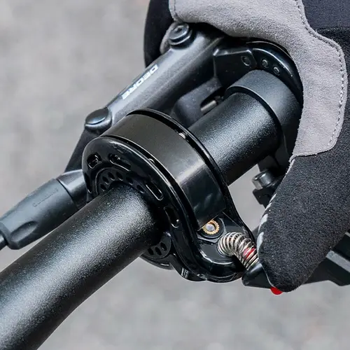 Q-förmige Fahrradklingel kompaktes Design am Lenker aus Aluminium, Kunststoff Schwarz Q-förmige Fahrradklingel kompaktes Design am Lenker aus Aluminium, Kunststoff Schwarz