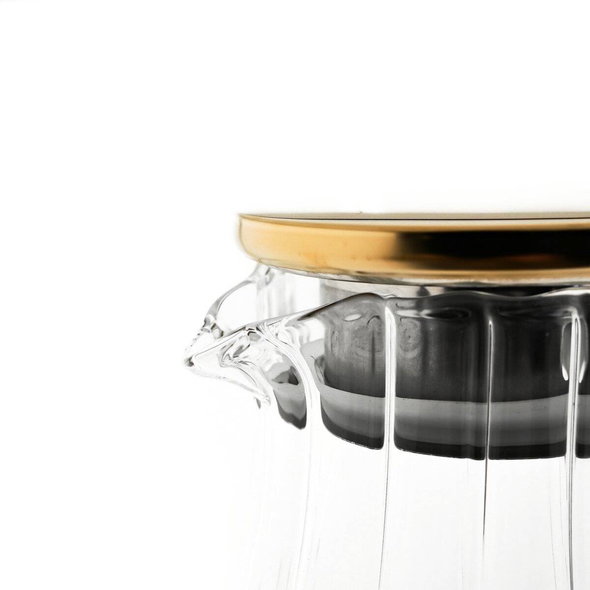 Karaffe aus Glas 1,8 Liter Riffle Design mit goldenem Henkel und Deckel