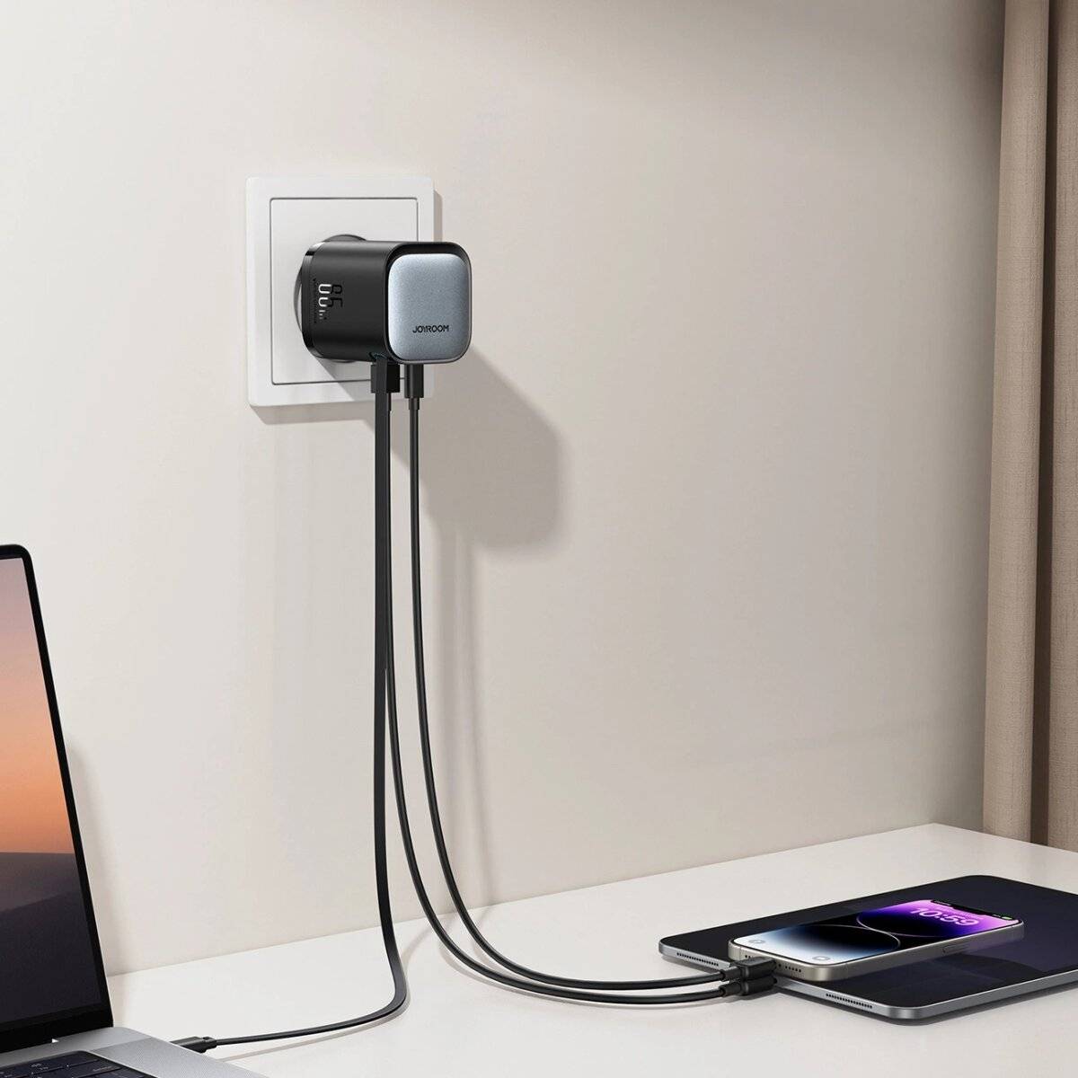 Ladegerät mit einer Leistung von bis zu 65 W mit USB-A- und USB-C-Anschlüssen und einem integrierten USB-C-Kabel