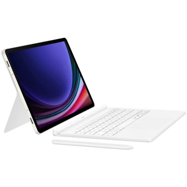 Weißes Tablet mit angebrachter Tastatur und Stift, im Ständermodus auf weißem Hintergrund gezeigt.