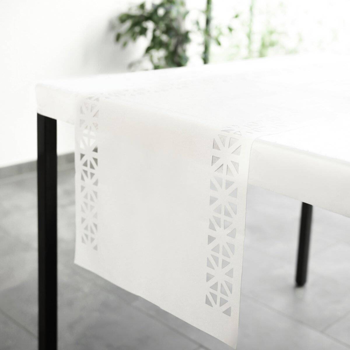 Tischläufer für Zuhause und Garten mit Laserschnittmuster, 140x40 cm aus Polyester Weiß