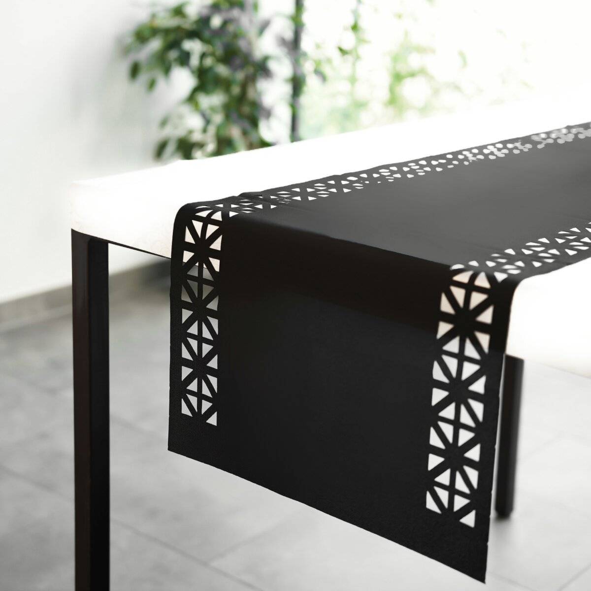 Tischläufer für Zuhause und Garten mit Laserschnittmuster, 140x40 cm aus Polyester Schwarz