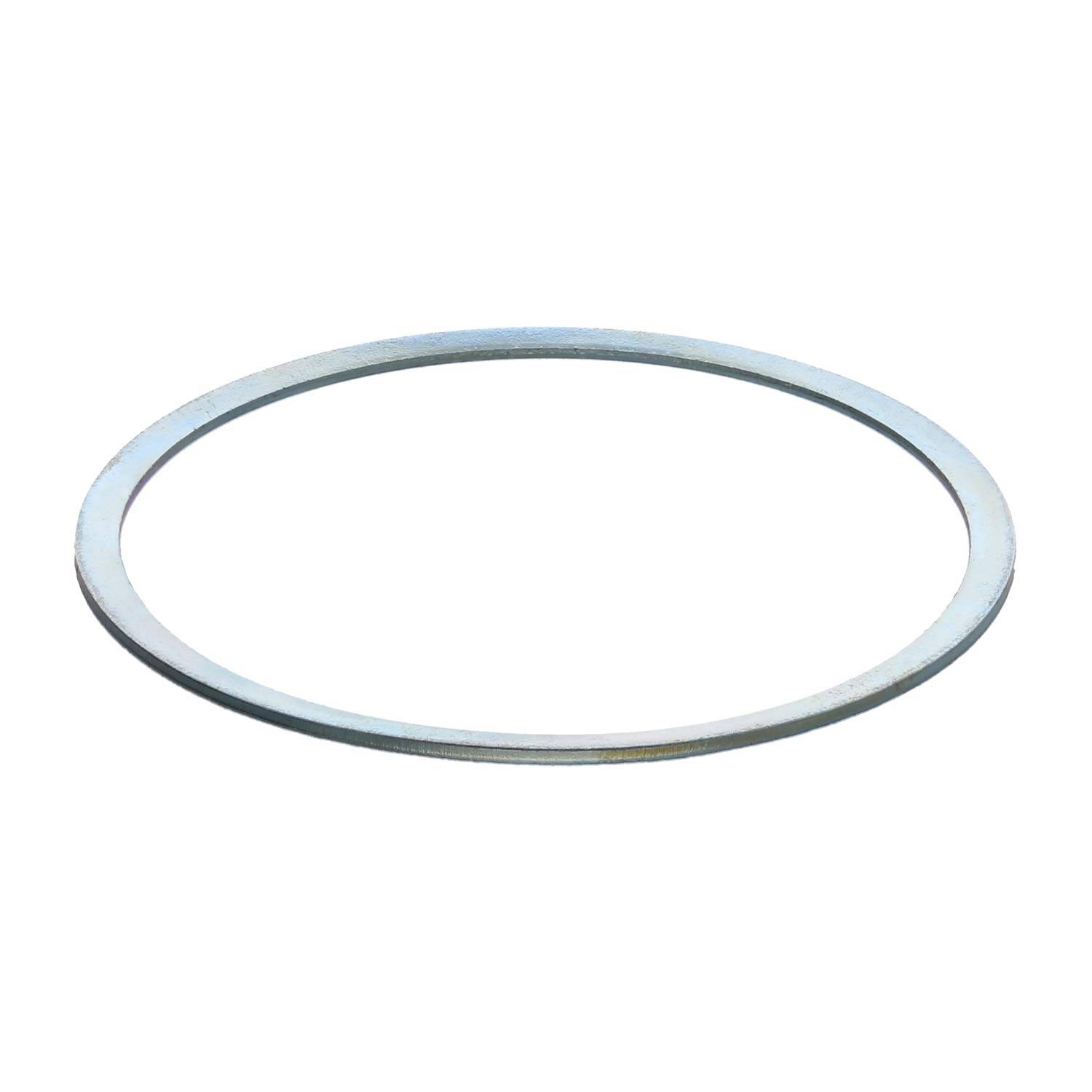 Ein dünner, kreisförmiger Metallring oder eine Dichtung auf einem weißen Hintergrund.