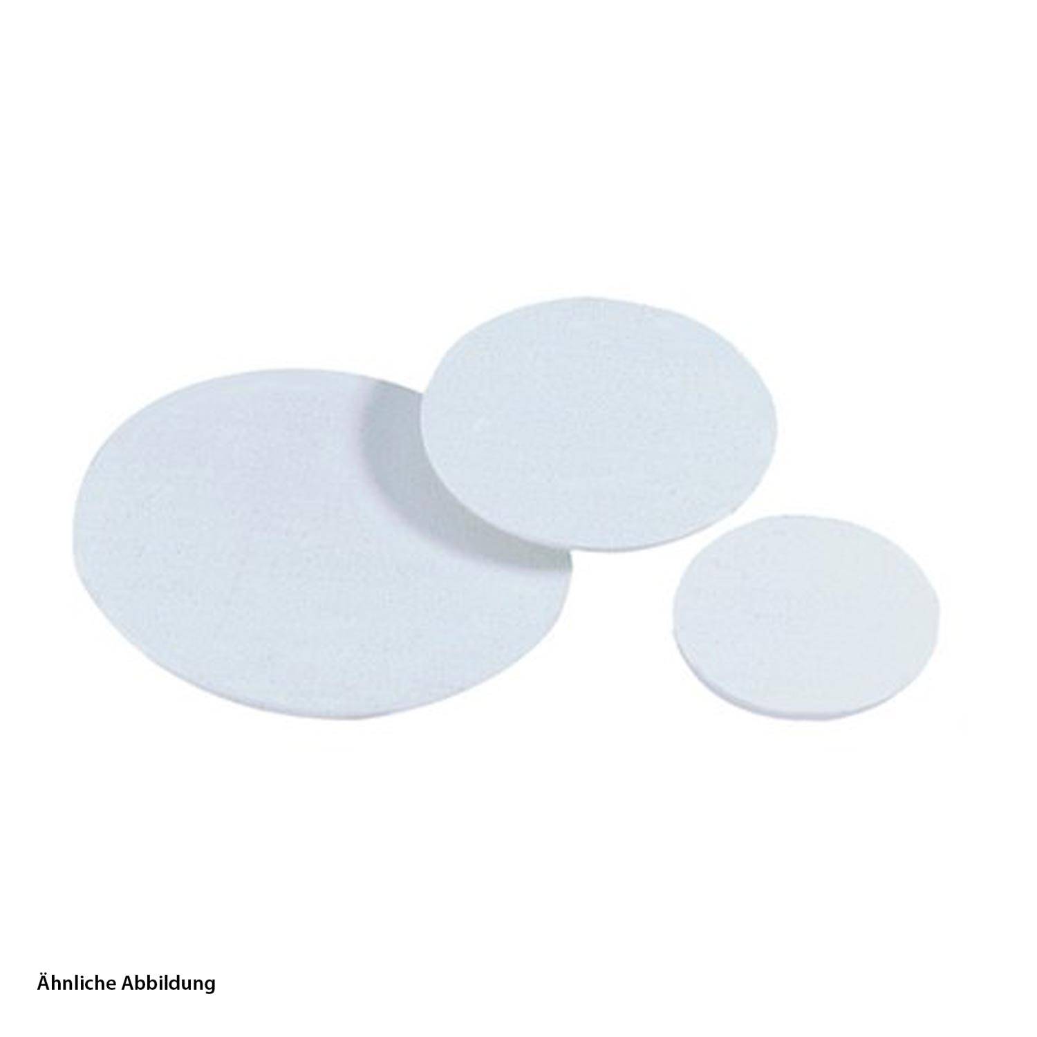 Drei runde weiße Filter in verschiedenen Größen, wahrscheinlich für Filtrationszwecke verwendet.