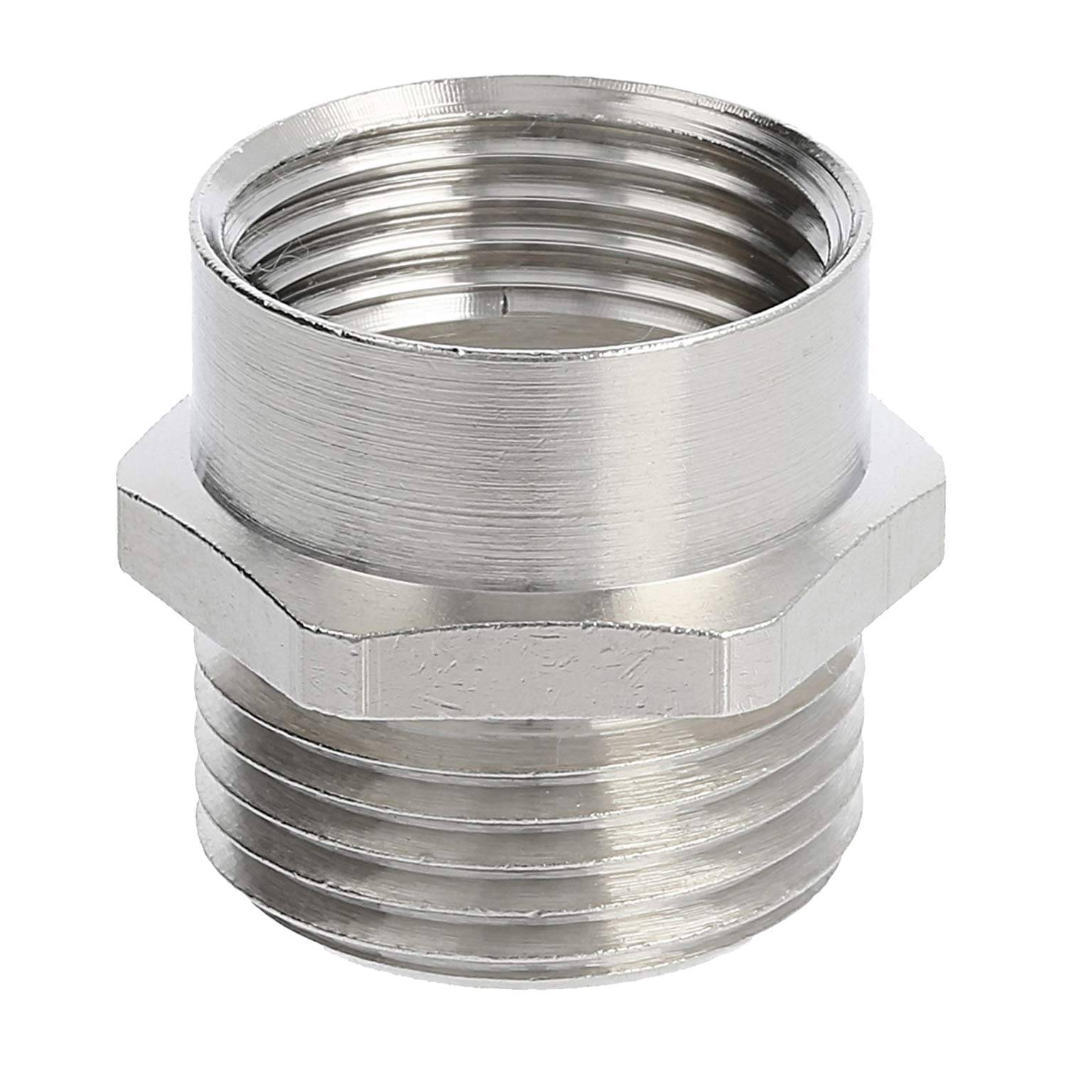 Ein metallischer Gewindeadapter mit einem breiteren und einem schmaleren Ende, der zum Verbinden von Rohren oder Armaturen entwickelt wurde.