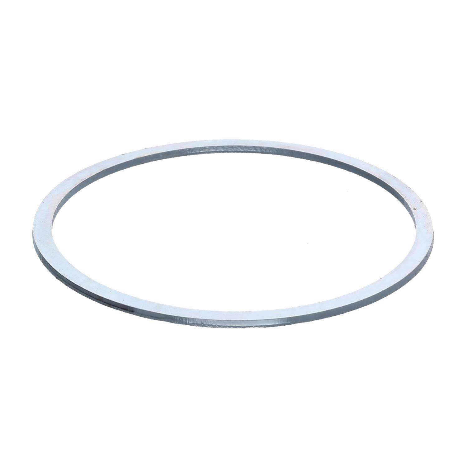 Ein dünner, metallischer, kreisförmiger Ring mit glatter Oberfläche, der flach auf einem weißen Hintergrund ruht.