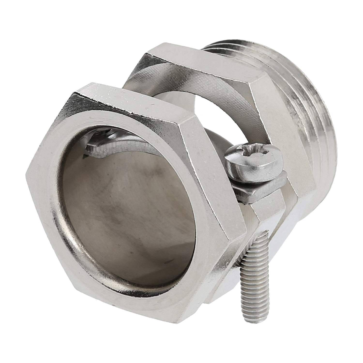 Ein Metallkabelverbinder mit sechseckiger Sicherungsmutter und Schraubklemme zum Befestigen von elektrischen Kabeln, von der Seite betrachtet.