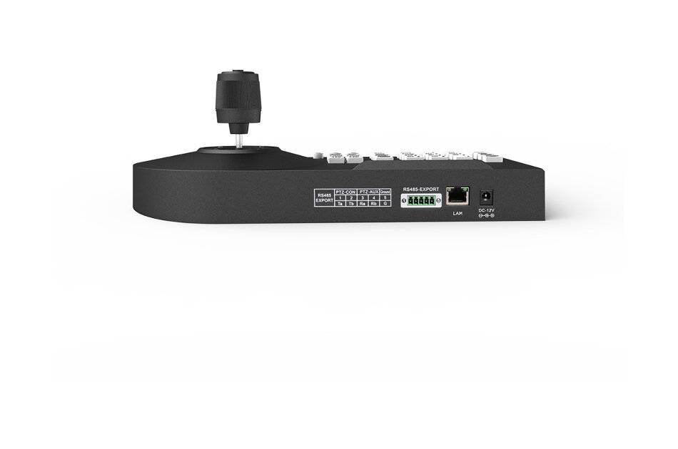 Schwarzes Videomischpult mit Joystick, Reihen von weißen Tasten und rückwärtigen Anschlüssen einschließlich HDMI, Ethernet und Stromversorgungsverbindungen
