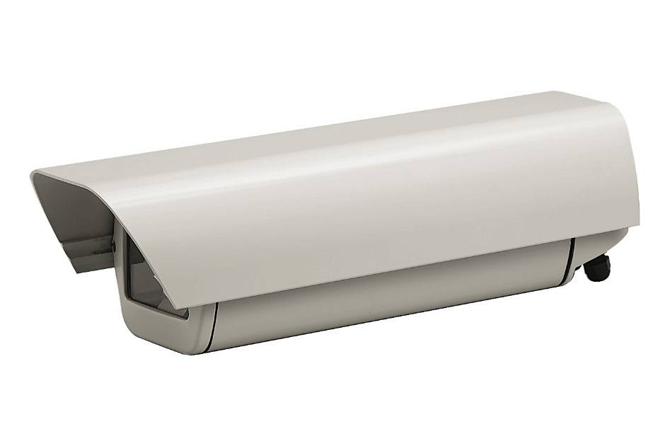 Weiße Außensicherheitskamera mit schützender Metallgehäuse und Sonnenschutz, gezeigt auf einfachem Hintergrund.