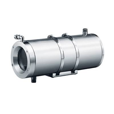 Zylindrische Silbermetall-Industriekomponente mit flanschter Öffnung, Klemmen und zwei Rohrfittings, isoliert auf weißem Hintergrund.