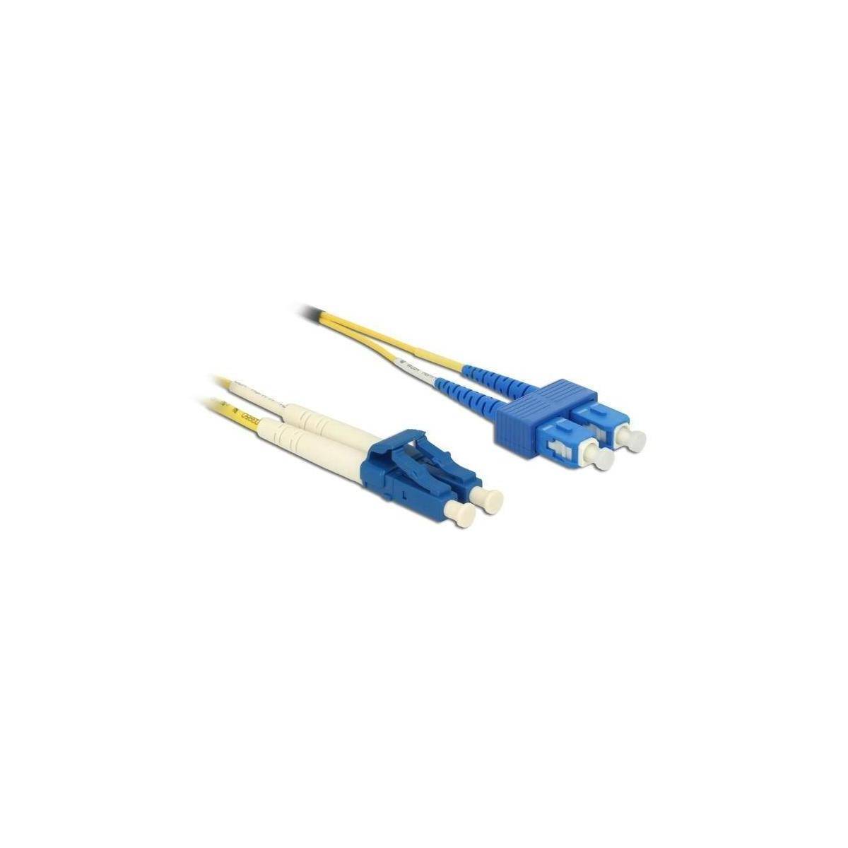 Das Bild zeigt zwei Glasfaser-Steckverbinder: einen LC-Stecker mit einem beige-blauen Design und einen SC-Stecker mit einem blauen Design, beide an gelben Kabeln befestigt.