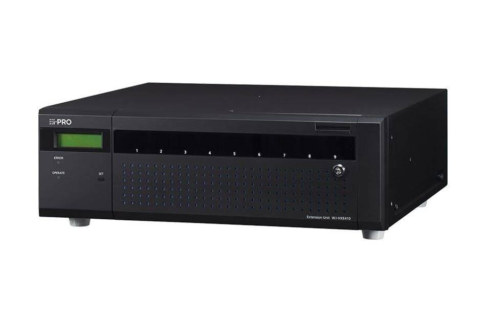 Schwarzer Panasonic PRO-Rack-AV-Rekorder/Player mit Frontdisplay, Disc-Slot, Tastenfeld und Lüftungsgitter auf weißem Hintergrund