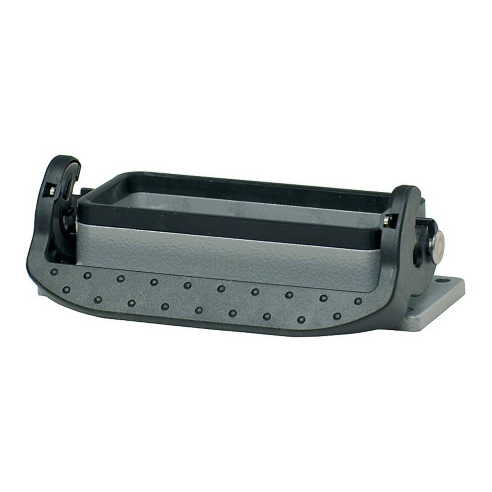 Eine Metallhalterung mit strukturierter Griffoberfläche und verstellbaren Drehpunkten, verwendet zum Befestigen oder Montieren von Ausrüstung, die vor einem einfarbigen Hintergrund präsentiert wird.